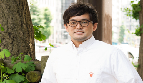 木の傍で佇む男性の様子