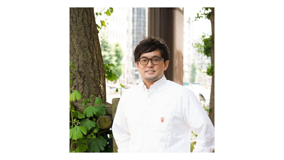 木の傍で佇む男性の様子（余白あり）